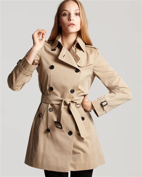 trench coat burberry feminino preço|Trench coats para ela .